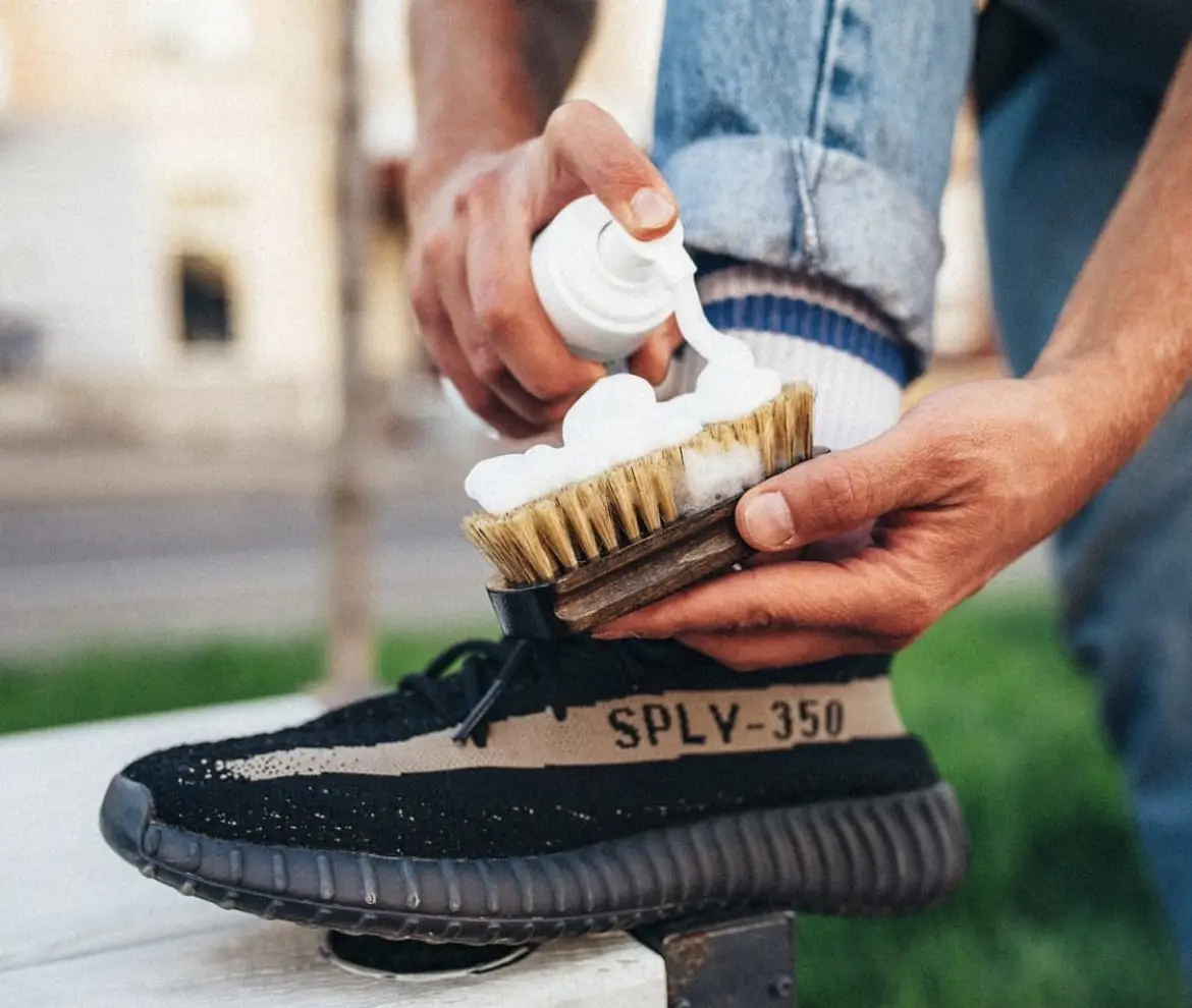 Універсальний очищувач для взуття